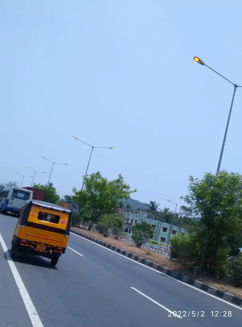 பகலிலும் எரியும் மின் விளக்கு