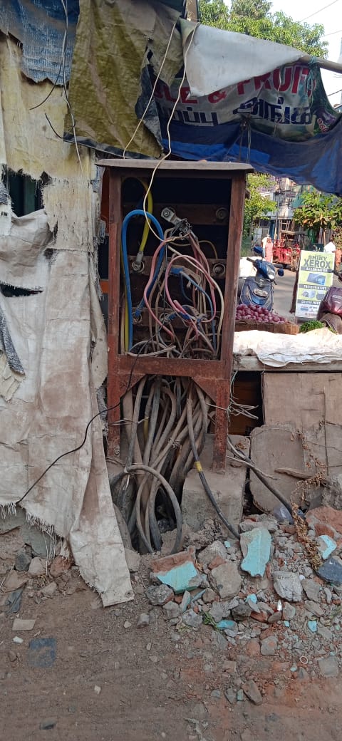 ஆபத்தான மின் இணைப்பு பெட்டி ஆபத்தான மின் இணைப்பு பெட்டி