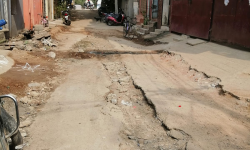 சீரமைக்கப்பட வேண்டிய நிலையில் சாலை சீரமைக்கப்பட வேண்டிய நிலையில் சாலை