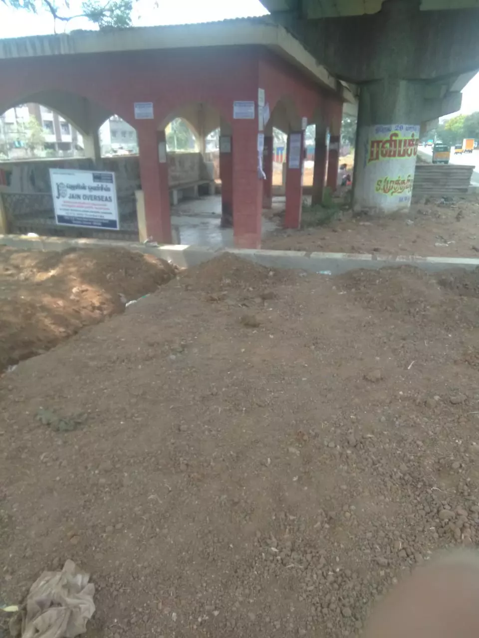 பராமரிப்பின்றி தவிக்கும் நிழற்குடை பராமரிப்பின்றி தவிக்கும் நிழற்குடை