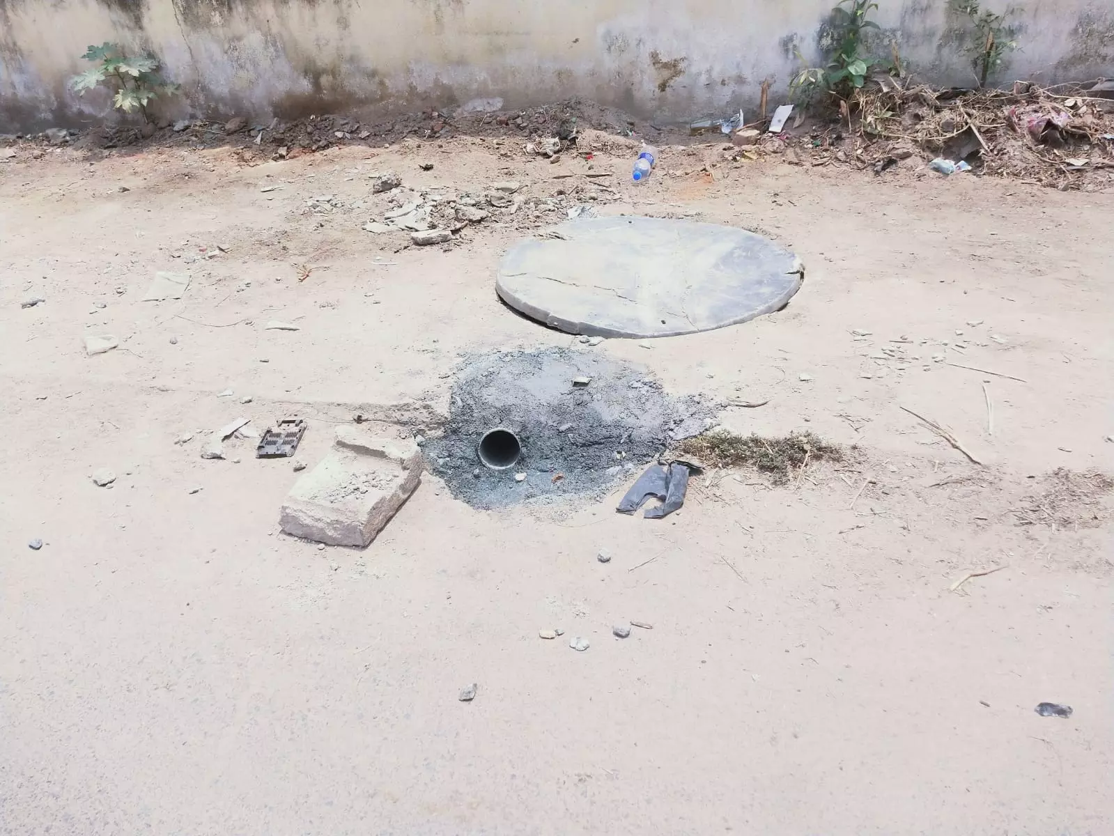 உடைந்த மூடி சரிசெய்யப்பட்டது உடைந்த மூடி சரிசெய்யப்பட்டது