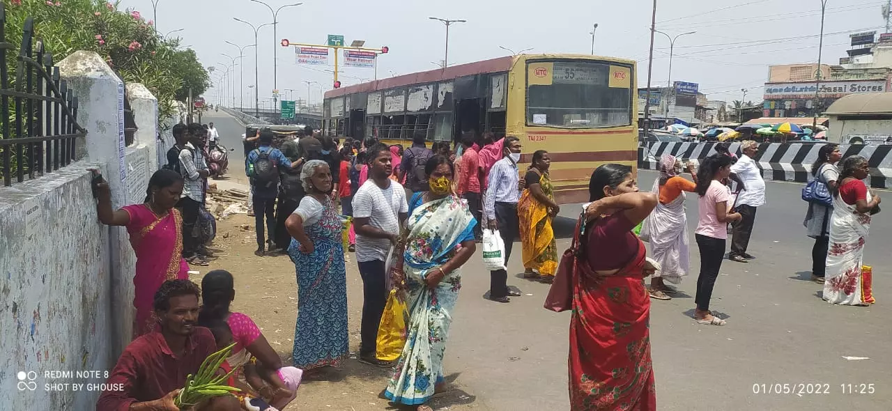 நிழற்குடைக்காக காத்திருக்கும் மக்கள் நிழற்குடைக்காக காத்திருக்கும் மக்கள்