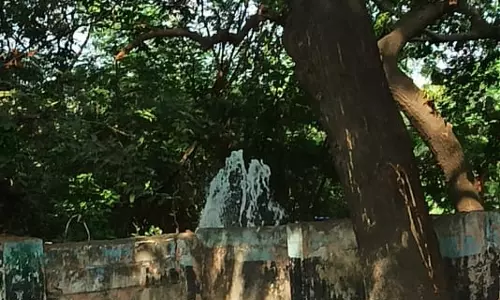 குடிநீர் குழாயில் அடைப்பு, வீணாகும் குடிநீர் குடிநீர் குழாயில் அடைப்பு, வீணாகும் குடிநீர்