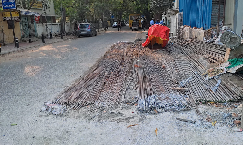 சாலையை ஆக்கிரமிக்கும் கம்பிகள் சாலையை ஆக்கிரமிக்கும் கம்பிகள்