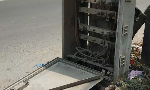 ஆபத்தான நிலையில் மின் இணைப்பு பெட்டி ஆபத்தான நிலையில் மின் இணைப்பு பெட்டி