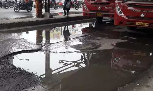 பஸ் நிறுத்தமும் ; கழிவுநீரும்