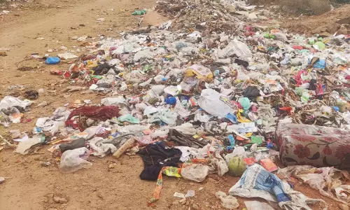 தினமும் கொட்டப்படும் குப்பைகள்