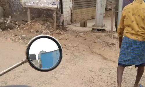 தெரு பெயர் பலகையில் சுவரொட்டிகள்