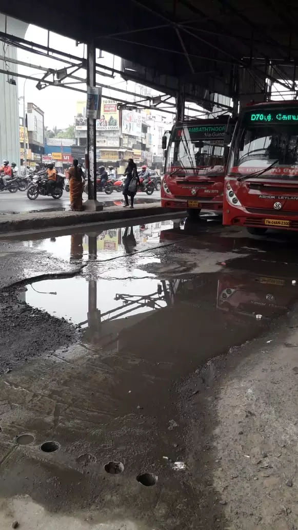 பஸ் நிறுத்தமும் ; கழிவுநீரும் பஸ் நிறுத்தமும் ; கழிவுநீரும்