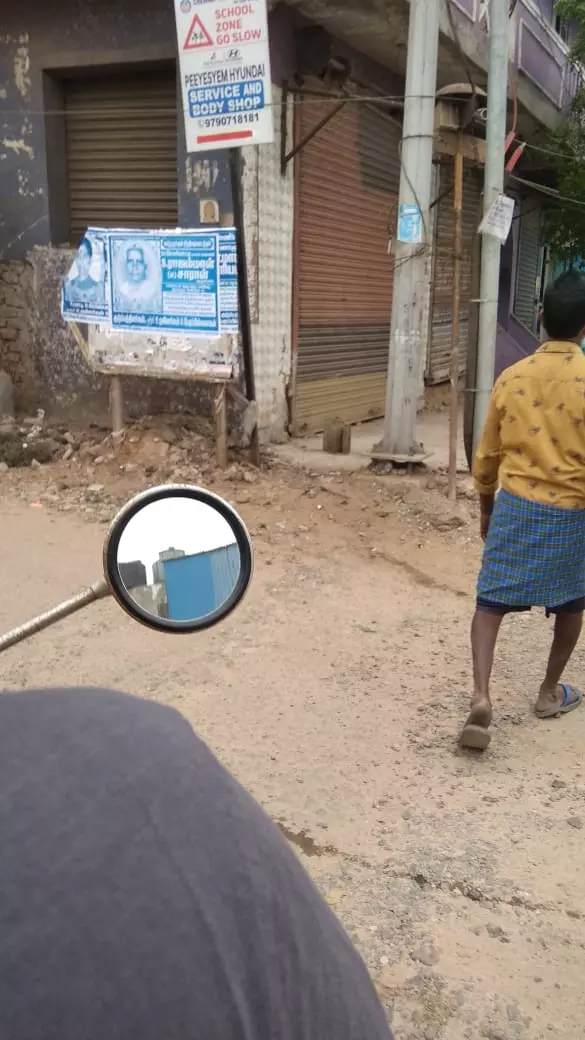 தெரு பெயர் பலகையில் சுவரொட்டிகள் தெரு பெயர் பலகையில் சுவரொட்டிகள்