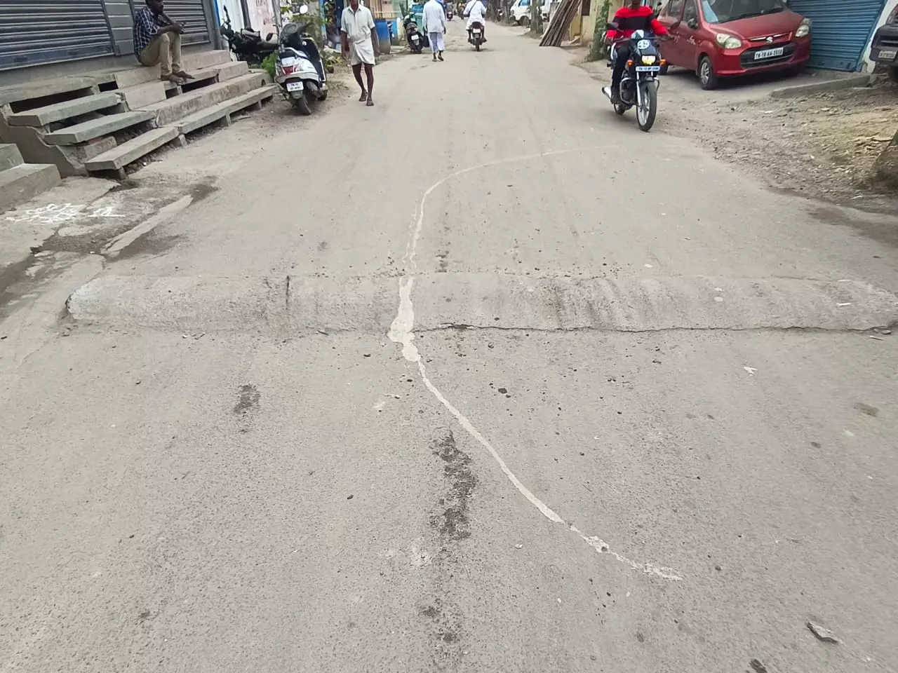 வேகத்தடையால் விபத்து ஏற்படும் அபாயம் வேகத்தடையால் விபத்து ஏற்படும் அபாயம்