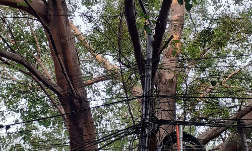 ஆபத்தான நிலையில் மின்கம்பம்