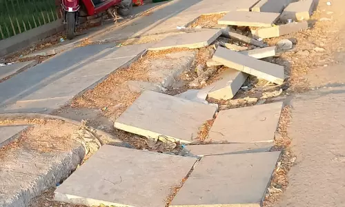 உடைந்த நடைபாதை சரி செய்யப்படுமா?