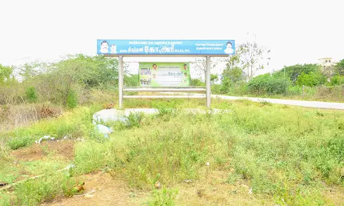 காட்சிப் பொருளான நிழற்குடை காட்சிப் பொருளான நிழற்குடை