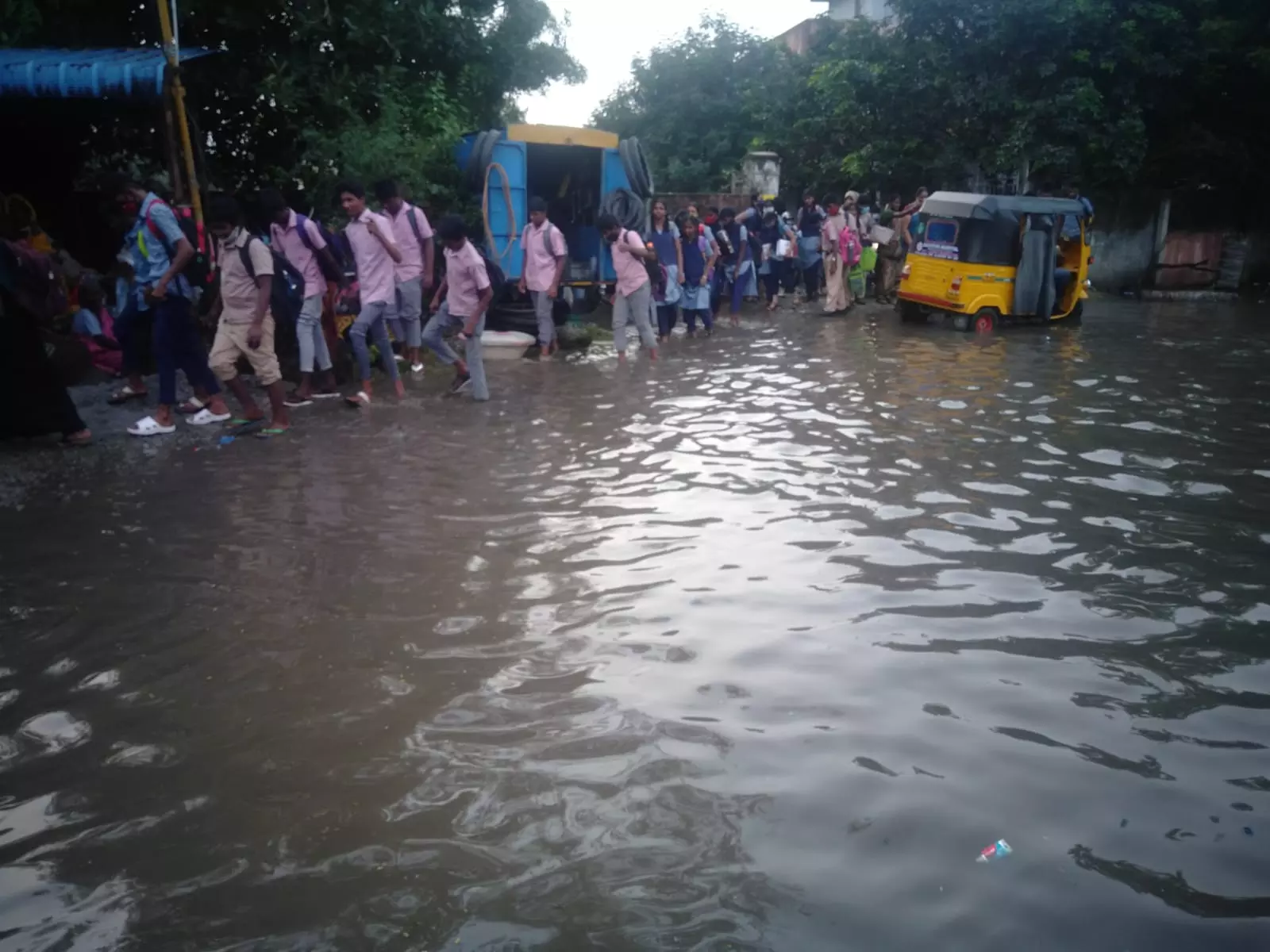 சாலையில் தேங்கும் கழிவுநீர்