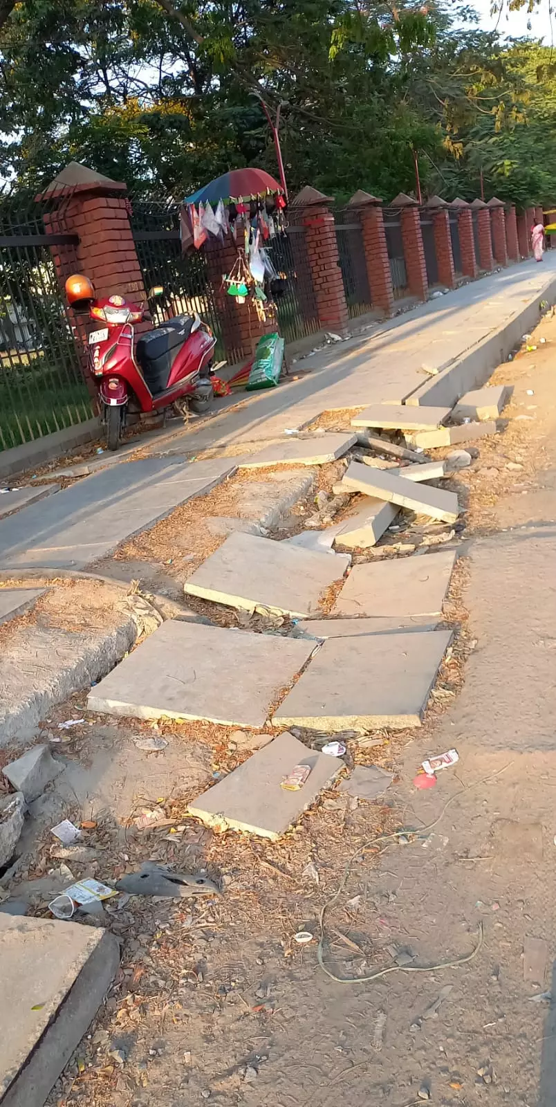 உடைந்த நடைபாதை சரி செய்யப்படுமா? உடைந்த நடைபாதை சரி செய்யப்படுமா?