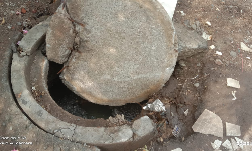 சேதமடைந்த மூடியால் அவதி