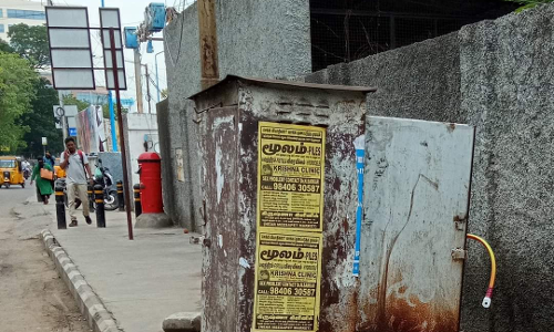 திறந்த நிலையில் மின் இணைப்பு பெட்டி