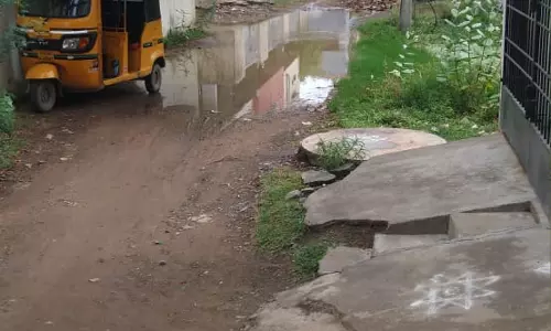 குண்டும் குழியுமான சாலை