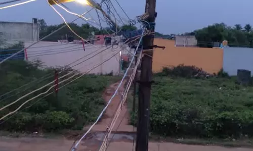 மீண்டும் ஒளிர்விட்ட தெருவிளக்கு மீண்டும் ஒளிர்விட்ட தெருவிளக்கு