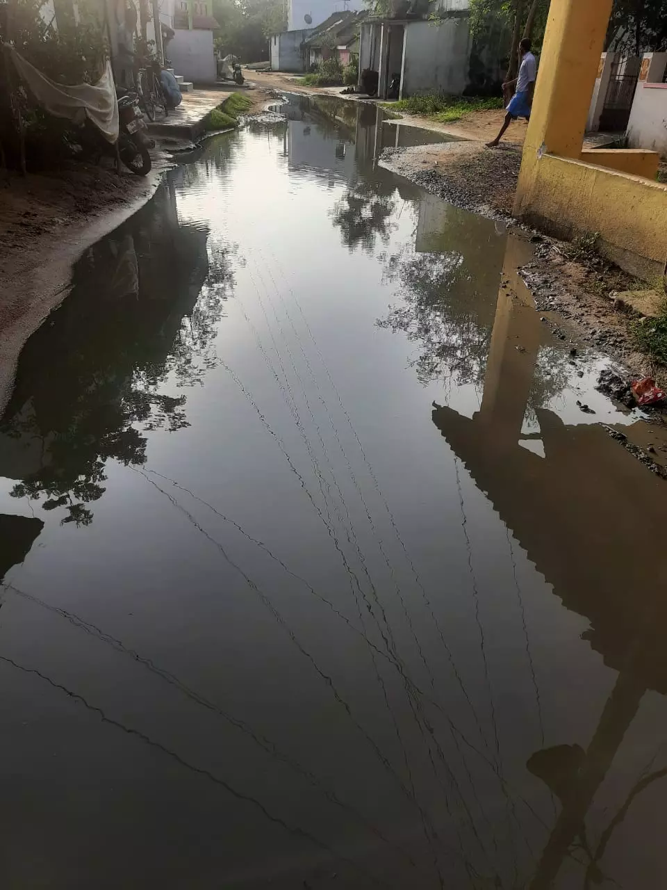 சாலையில் மழைநீர், எங்கே நடப்பது? சாலையில் மழைநீர், எங்கே நடப்பது?