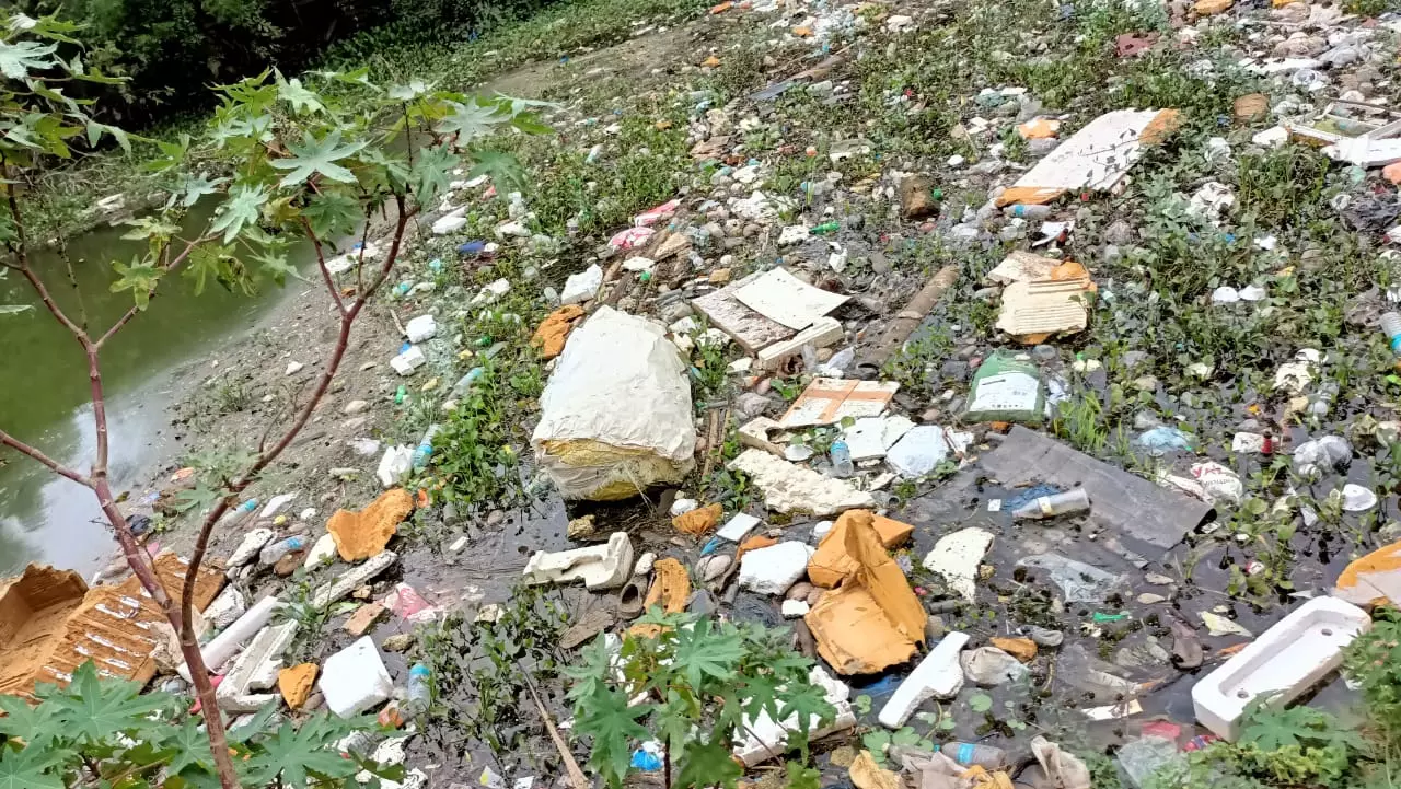 கழிவுகளால் அசுத்தமாகும் தண்ணீர் கழிவுகளால் அசுத்தமாகும் தண்ணீர்