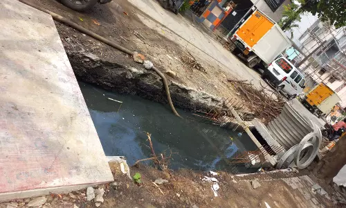 சாலையோரம் அபாயம் சாலையோரம் அபாயம்