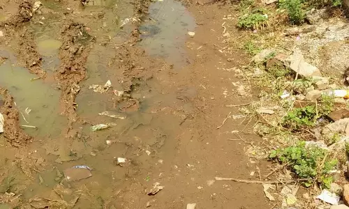 சேரும் சகதியுமான சாலை சேரும் சகதியுமான சாலை