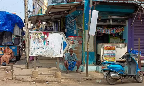 சுவரொட்டிகளால் காணாமல் போன சாலை சுவரொட்டிகளால் காணாமல் போன சாலை