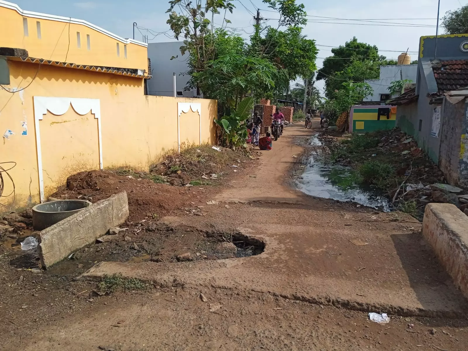 குண்டும் குழியுமான சாலை குண்டும் குழியுமான சாலை