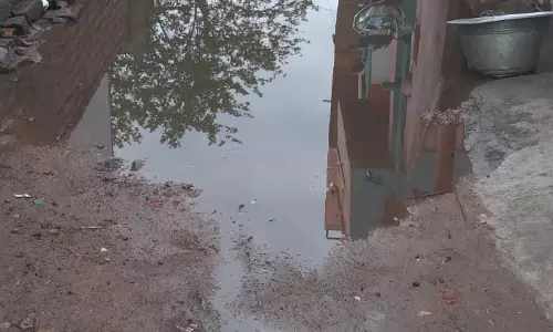 சாலையில் தேங்கும் கழிவுநீர் சாலையில் தேங்கும் கழிவுநீர்