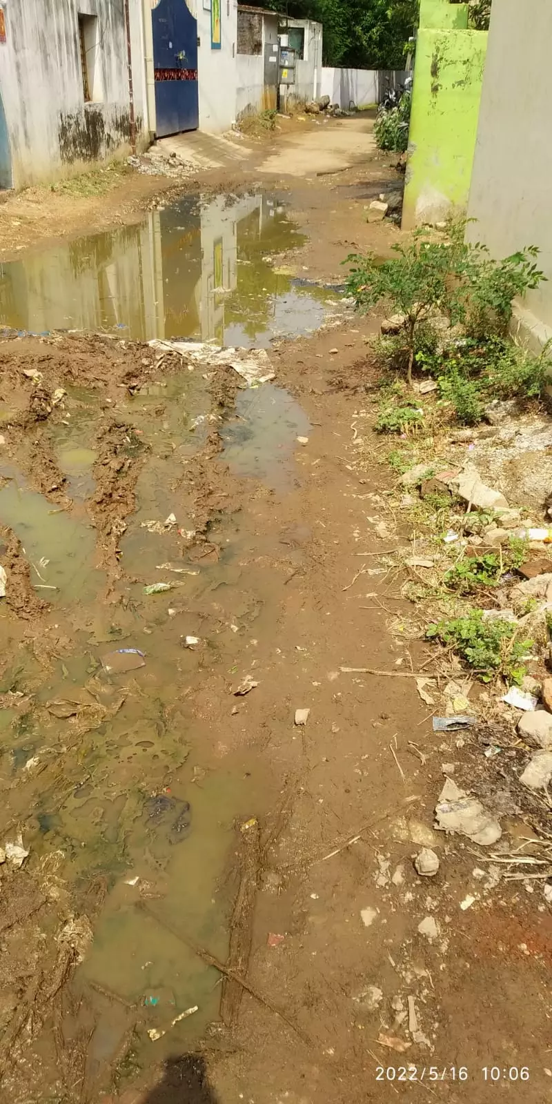 சேரும் சகதியுமான சாலை சேரும் சகதியுமான சாலை