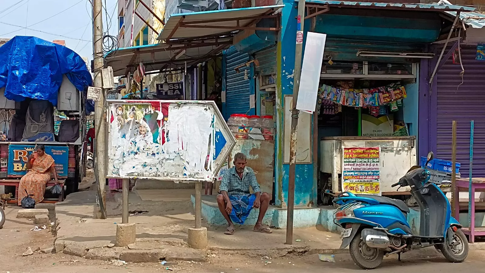 சுவரொட்டிகளால் காணாமல் போன சாலை சுவரொட்டிகளால் காணாமல் போன சாலை