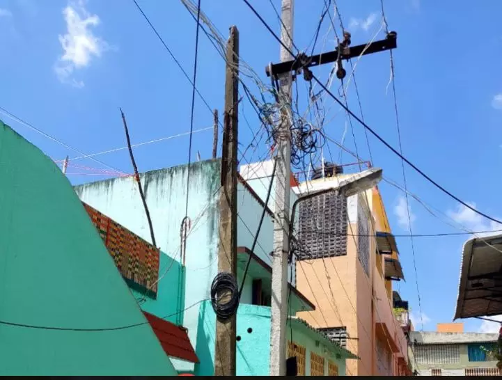 பழுதடைந்த மின்கம்பம் அகற்றப்படுமா?