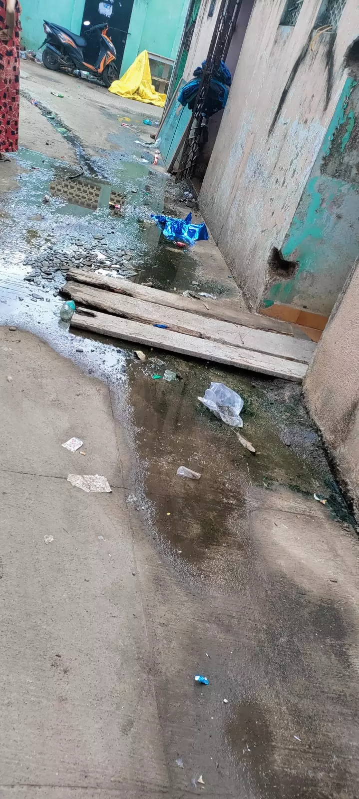 பாதாள சாக்கடையில் அடைப்பு பாதாள சாக்கடையில் அடைப்பு