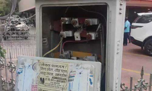 திறந்த நிலையில் மின் இணைப்பு பெட்டி