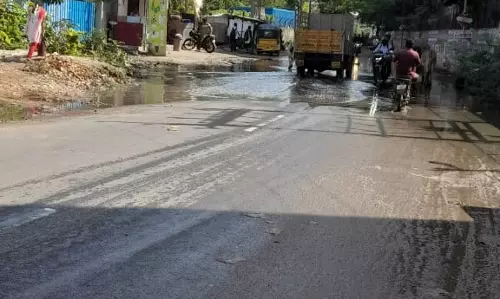 சாலையில் தேங்கும் கழிவுநீர் சாலையில் தேங்கும் கழிவுநீர்