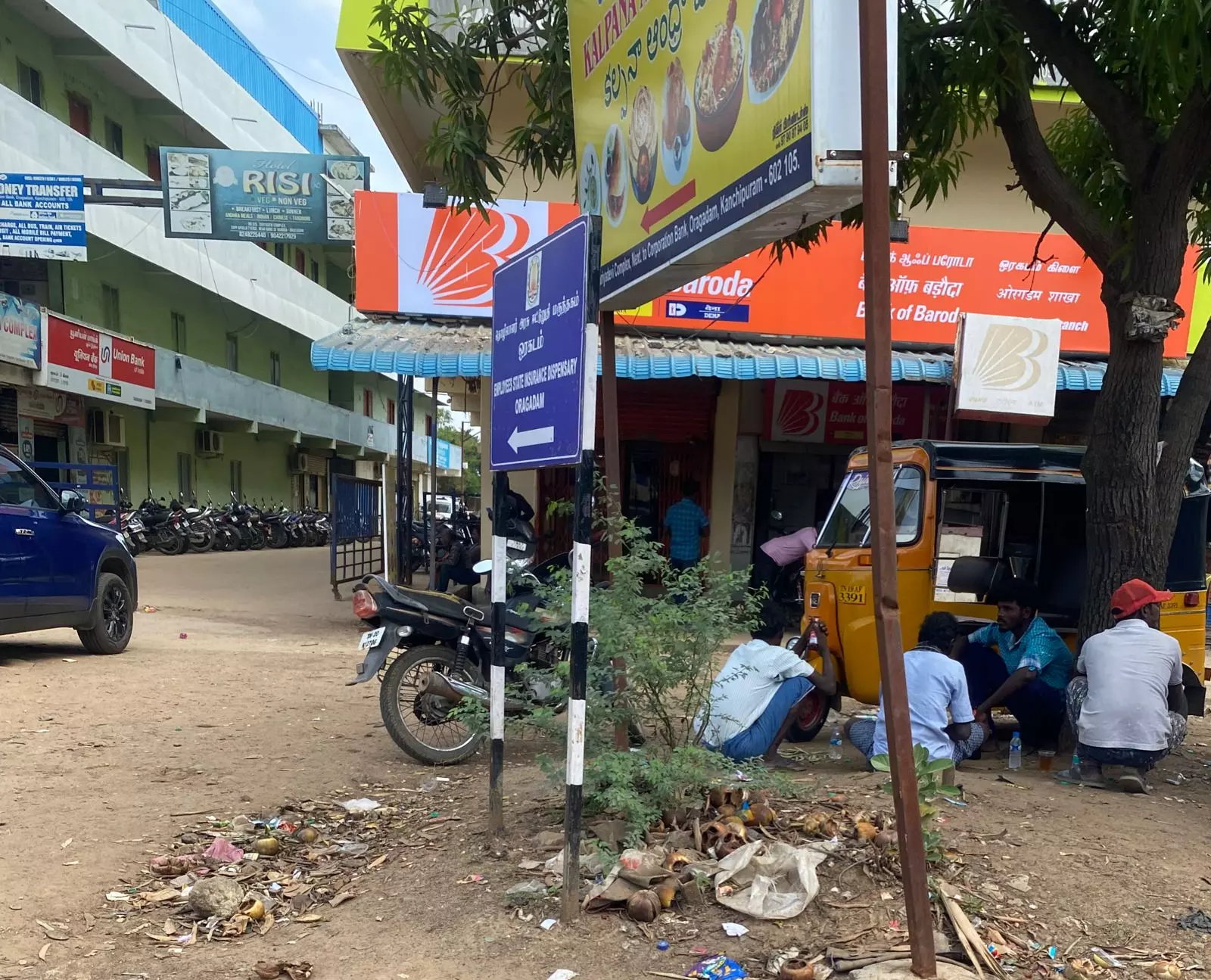 பொது இடத்தை ஆக்கிரமிக்கும் மதுப்பிரியர்கள் பொது இடத்தை ஆக்கிரமிக்கும் மதுப்பிரியர்கள்