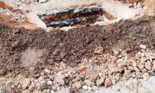 குடிநீருக்காக காத்திருக்கும் மக்கள்