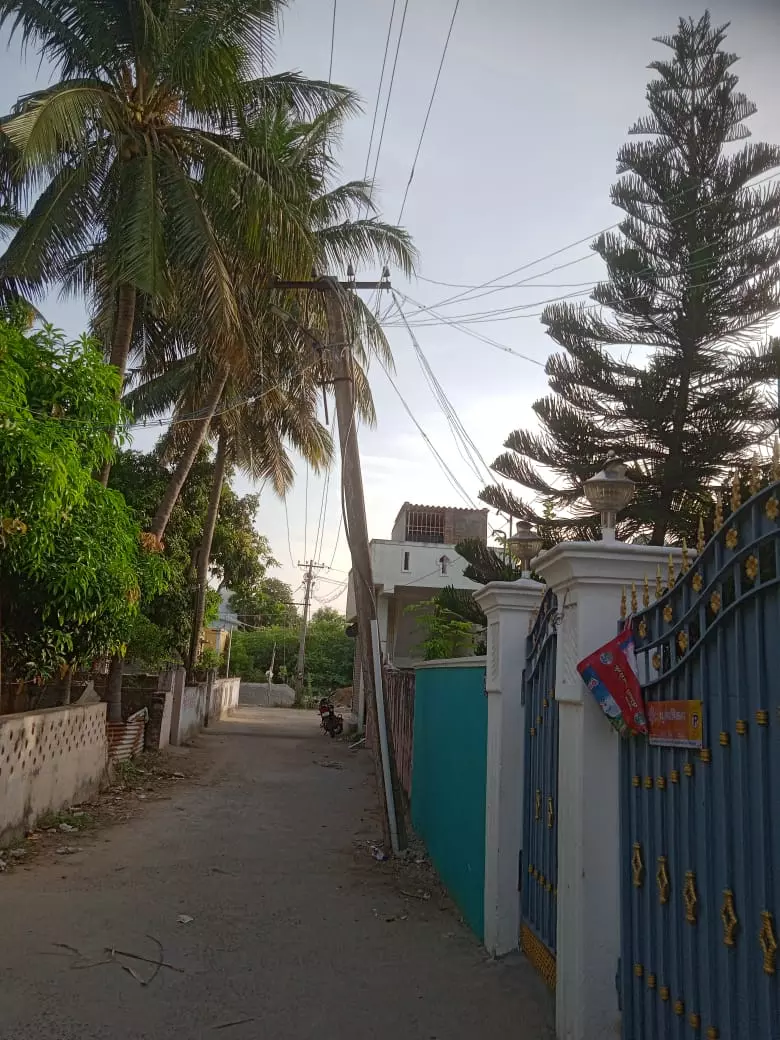 சாய்ந்த நிலையில் மின்கம்பம் சாய்ந்த நிலையில் மின்கம்பம்