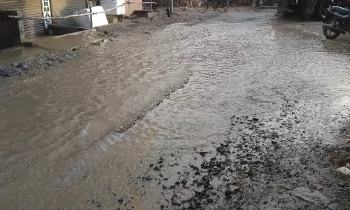 குண்டும் குழியுமான சாலை குண்டும் குழியுமான சாலை