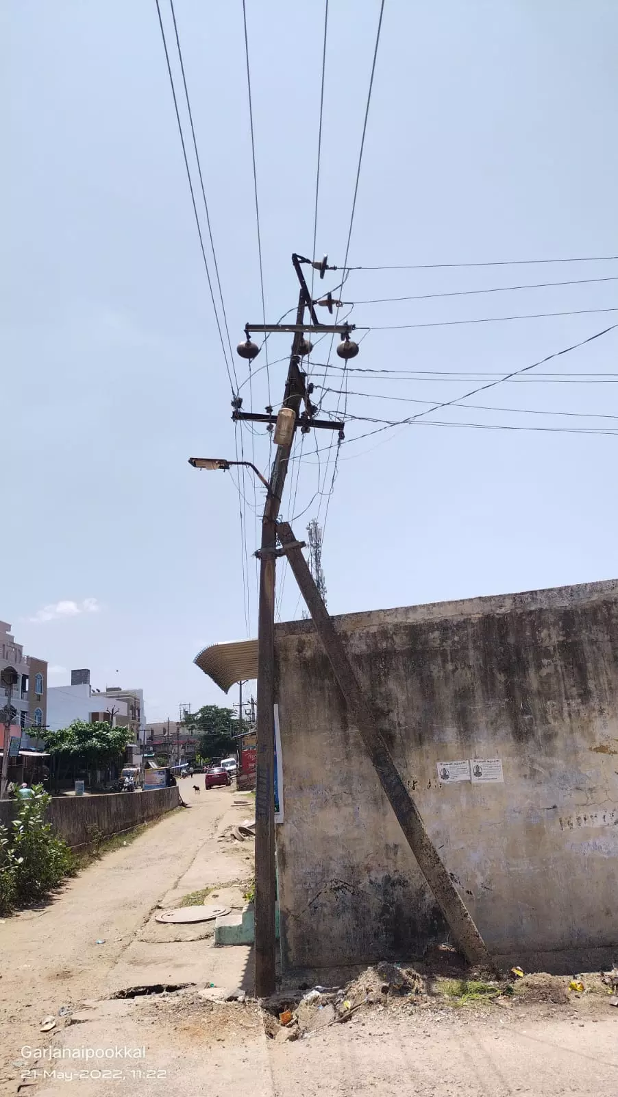 அச்சுறுத்தும் மின்கம்பம் அச்சுறுத்தும் மின்கம்பம்