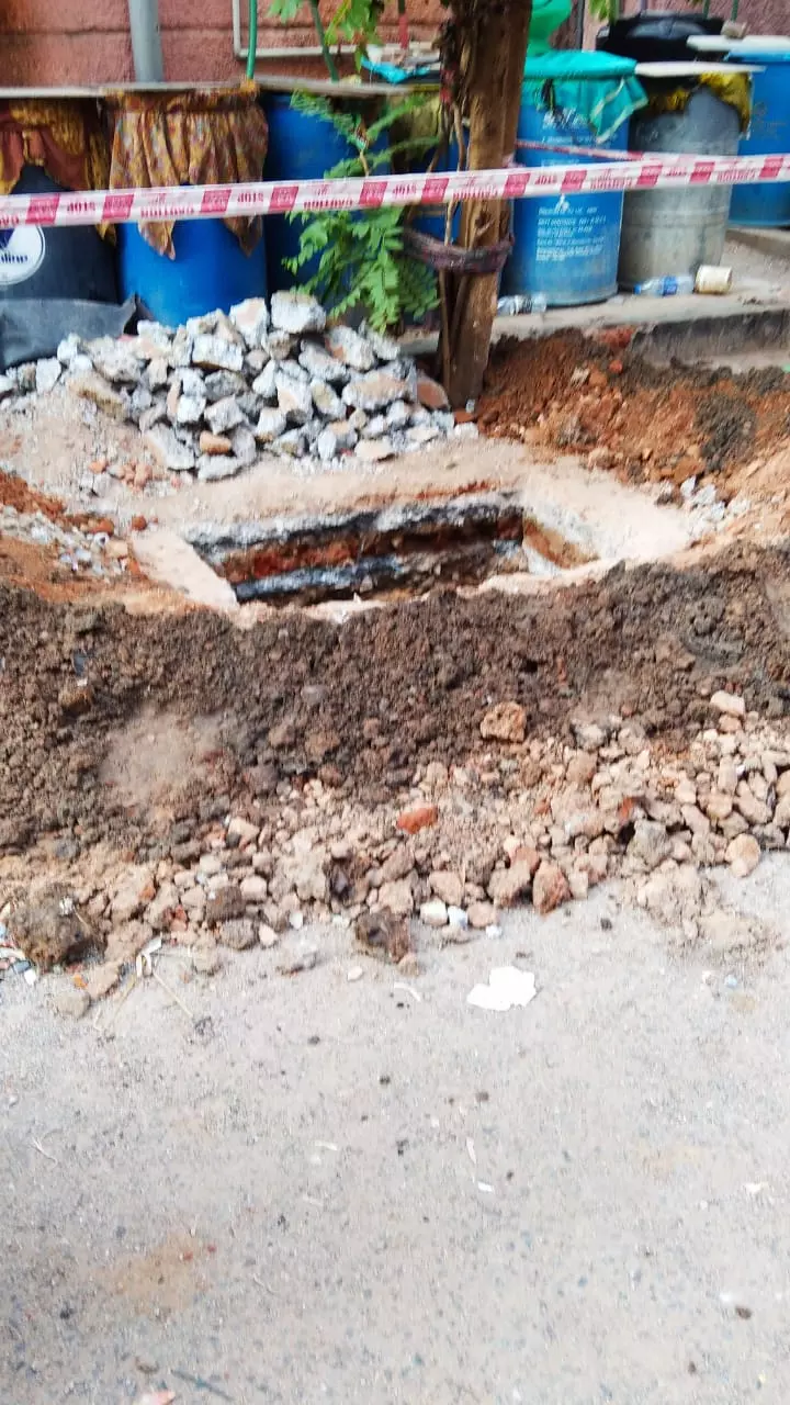 குடிநீருக்காக காத்திருக்கும் மக்கள் குடிநீருக்காக காத்திருக்கும் மக்கள்