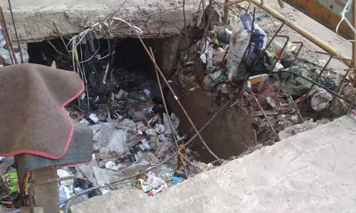 கழிவுநீர் கால்வாயில் குப்பை கழிவுகள்