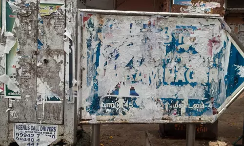 தெருப்பலகையில் சுவரொட்டிகள்