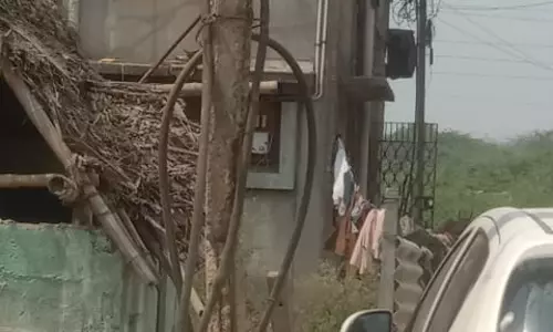 மோசமான நிலையில் மின்கம்பம் மோசமான நிலையில் மின்கம்பம்