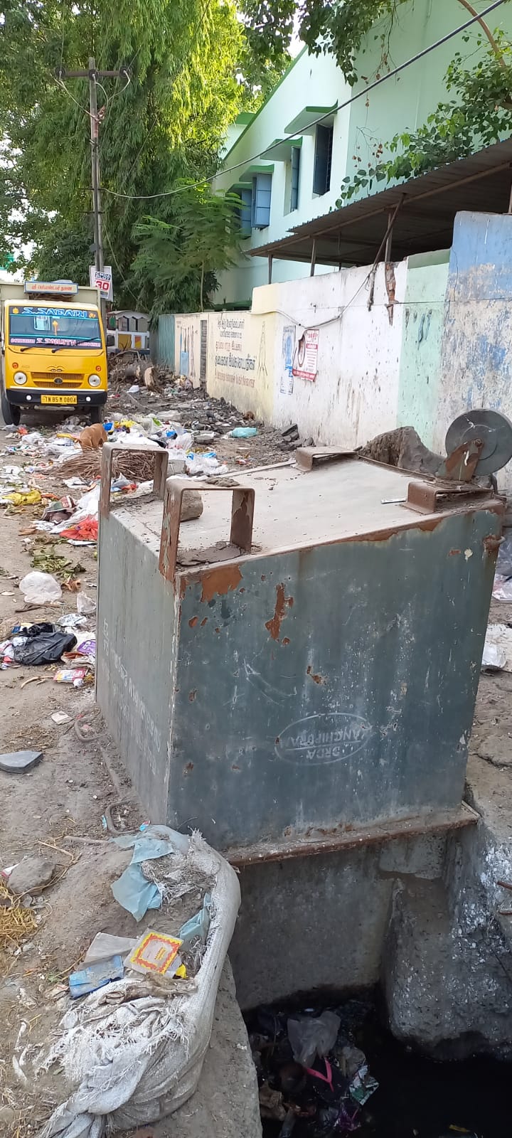 குப்பை தொட்டி இருந்தும் பயனில்லை குப்பை தொட்டி இருந்தும் பயனில்லை