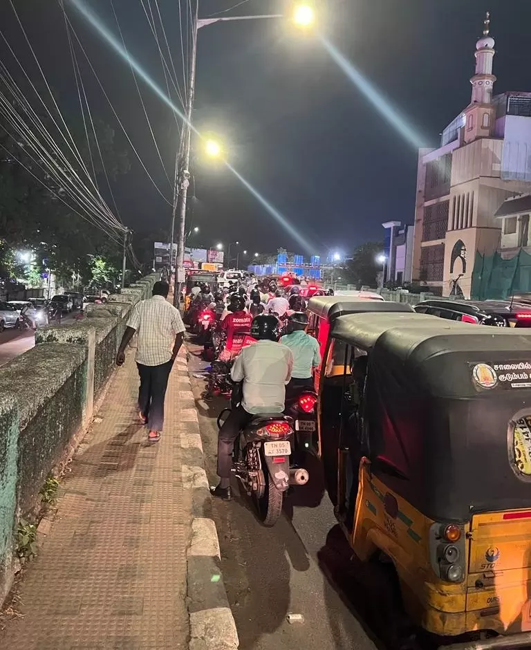 போக்குவரத்து நெரிசலால் மக்கள் அவதி