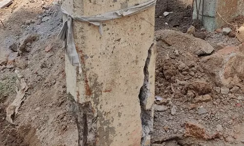 உடைந்த நிலையில் மின்கம்பம்