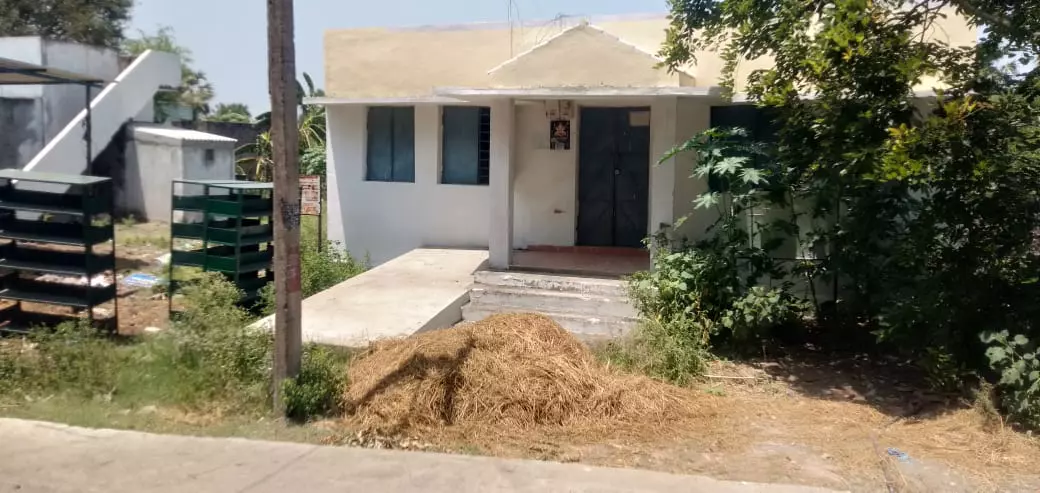 கவனிப்பாரற்று கிடக்கும் நூலகம் கவனிப்பாரற்று கிடக்கும் நூலகம்